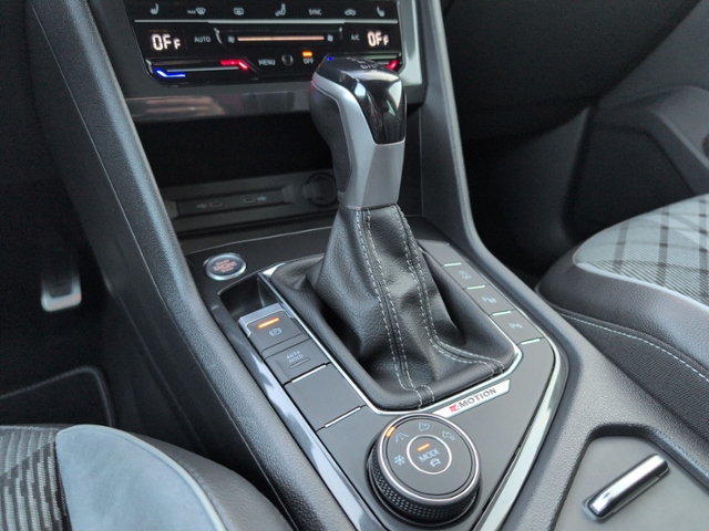 Tiguan 2.0 TDI DSG R-LINE ALLRAD IQ.LIGHT+AHK+eH
