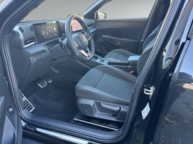 T-Roc R-Line 1.5 eTSI AHK+IQ.LIGHT+NAVI+HEAD-UP+