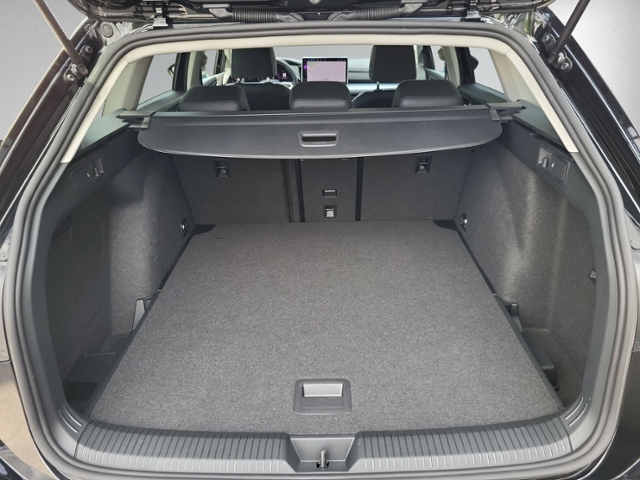 Golf VIII Variant 1.5 eTSI DSG AHK+360°+LED+NAVI