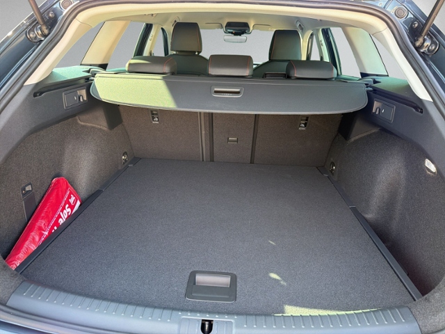 Leon ST 2.0 TDI DSG FULL-LINK+AHK+KAMERA+ACC+LED