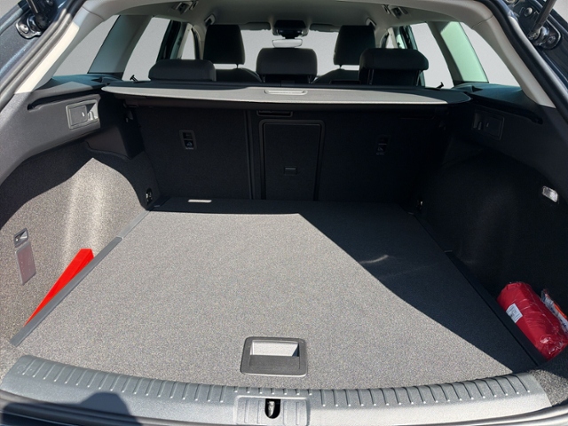 Leon ST 2.0 TDI DSG STYLE AHK+NAVI+KAMERA+ACC+LE