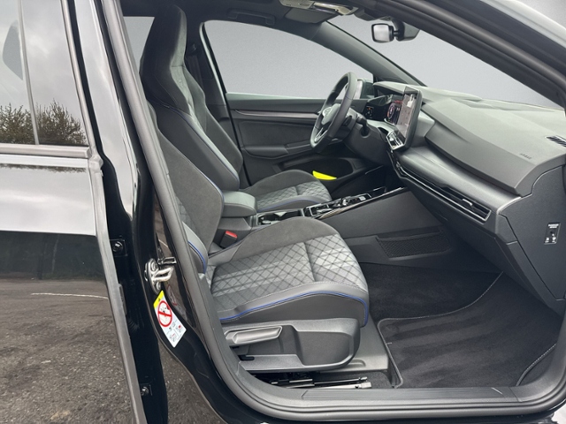 Golf VIII 1.5 eTSI DSG R-LINE PANO+NAVI+ACC+LED+