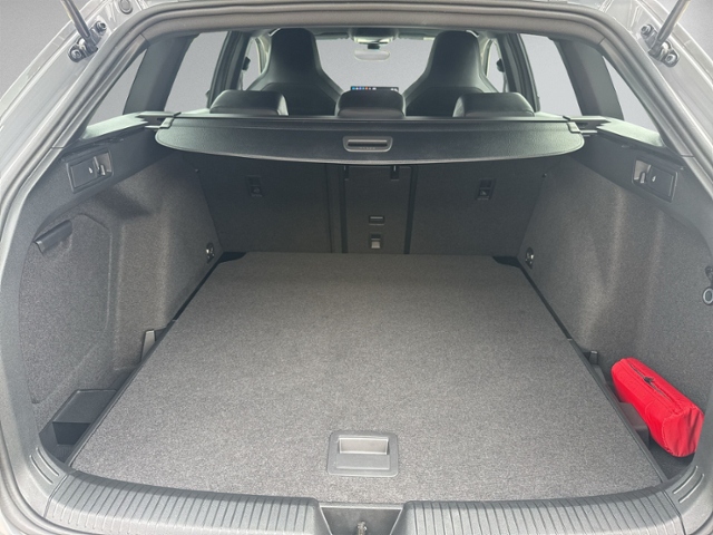 Golf VIII Variant 1.5 TSI R-LINE RFK+NAVI+ACC+SH