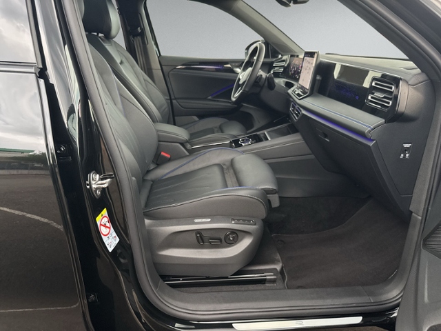 Tiguan 1.5 eTSI DSG R-LINE PANO+AHK+360+IQ.LIGHT