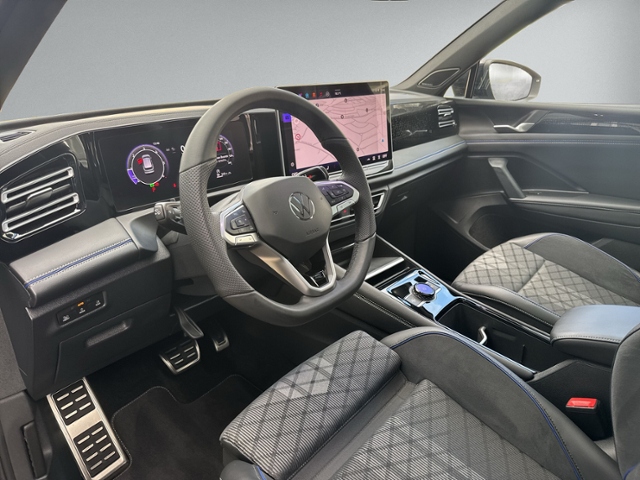 Tiguan 2.0 TDI DSG R-LINE PANO+360°+IQ.LIGHT+HEA