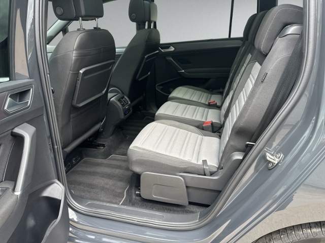 Touran 1.5 TSI DSG R-LINE 7-SITZE+PANO+RFK+NAVI+