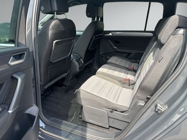 Touran 1.5 TSI DSG R-LINE 7-SITZE+PANO+RFK+NAVI+