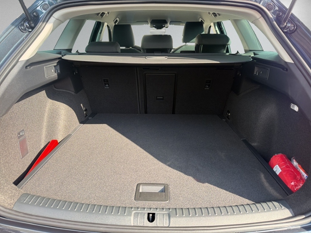 Leon ST 2.0 TDI DSG STYLE AHK+NAVI+KAMERA+ACC+LE