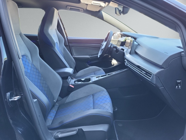 Golf VIII 2.0 TSI R PANORAMA+IQ.LIGHT+DCC+HEAD-U
