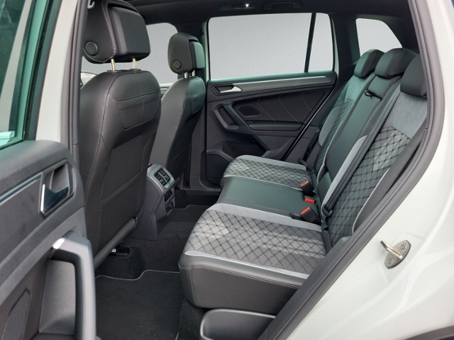 Tiguan 2.0 TDI DSG R-LINE +PANORAMA+AHK+DCC+RFK+