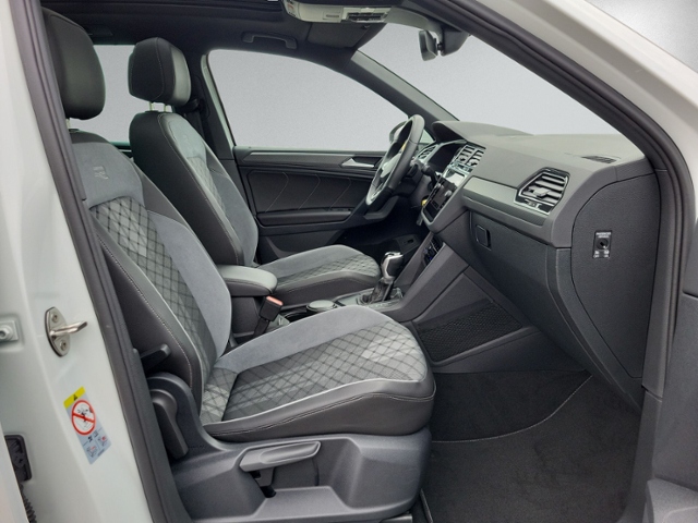 Tiguan 2.0 TDI DSG R-LINE +PANORAMA+AHK+DCC+RFK+