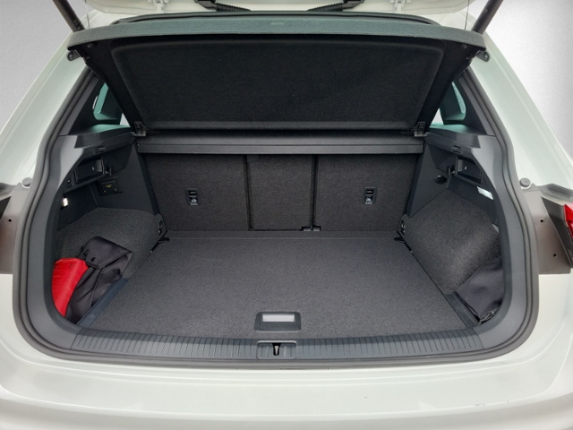 Tiguan 2.0 TDI DSG R-LINE +PANORAMA+AHK+DCC+RFK+