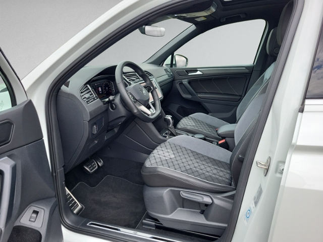Tiguan 2.0 TDI DSG R-LINE +PANORAMA+AHK+DCC+RFK+