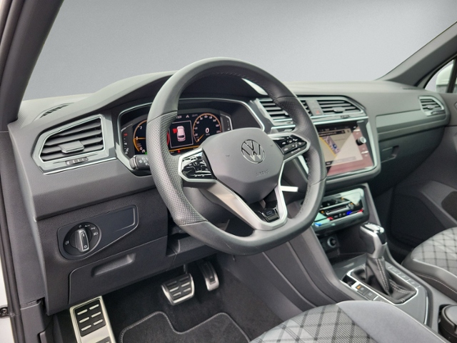 Tiguan 2.0 TDI DSG R-LINE +PANORAMA+AHK+DCC+RFK+
