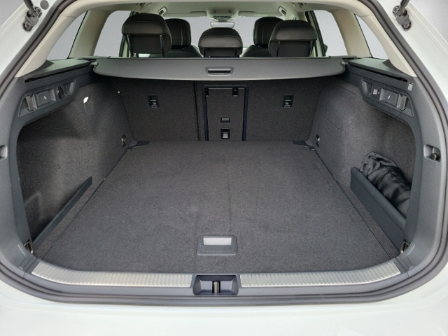 Passat Variant 1.5 eTSI DSG Business AHK+360°+AC