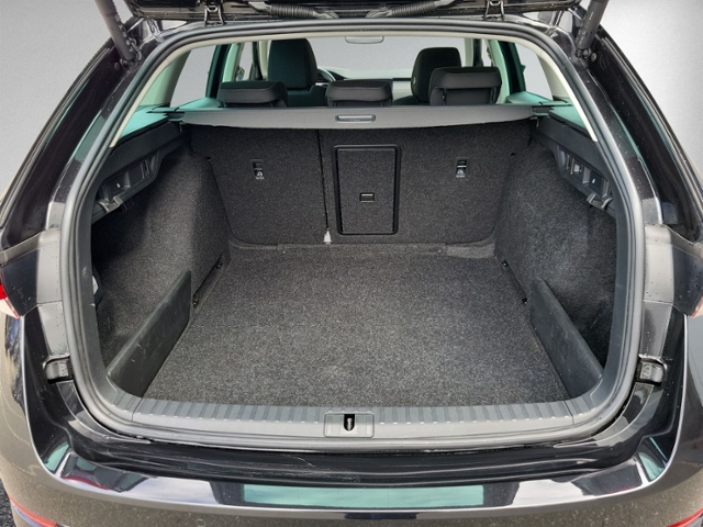 Octavia Combi 2.0 TDI DSG STYLE AHK+NAVI+HEAD-UP