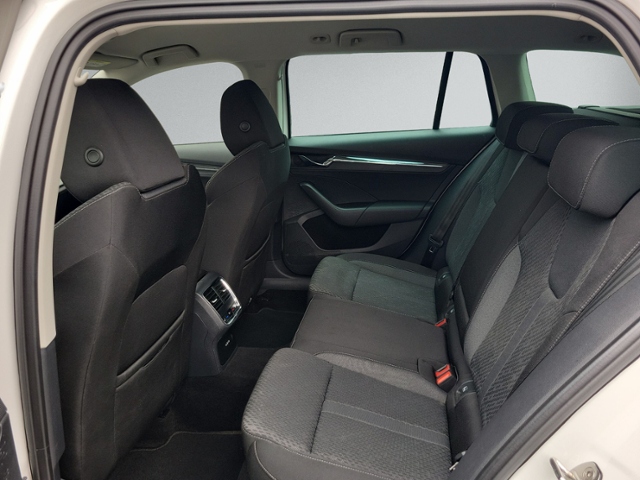 Octavia Combi 2.0 TDI DSG STYLE AHK+NAVI+ACC+LED