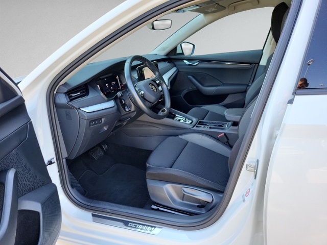 Octavia Combi 2.0 TDI DSG TOUR AHK+NAVI+ACC+LED+