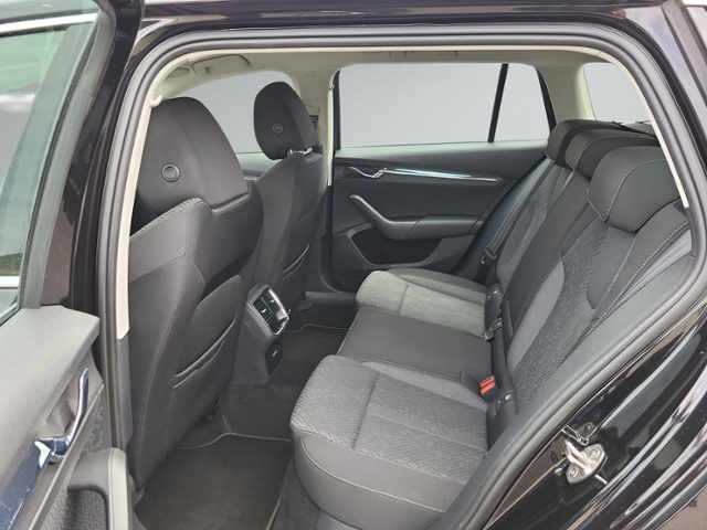 Octavia Combi 2.0 TDI DSG AHK+NAVI.+RFK+ACC+LED+