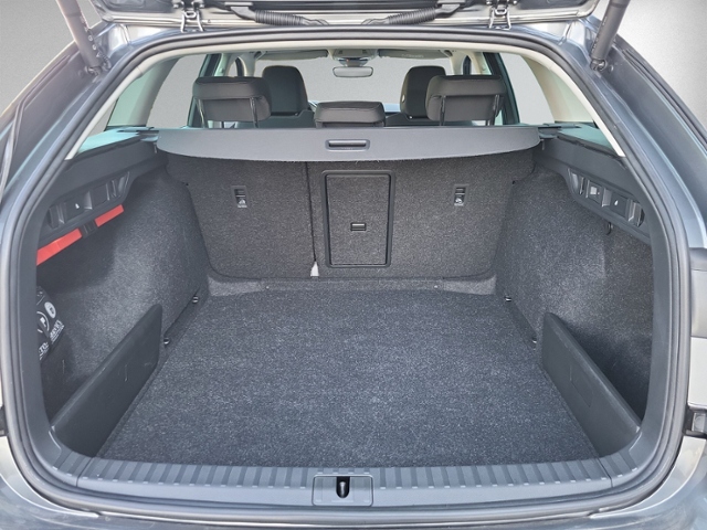 Octavia Combi 2.0 TDI DSG STYLE AHK+PANO+HEAD-up