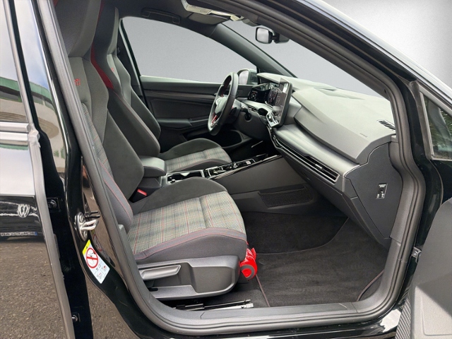 Golf VIII 2.0 TSI GTI IQ.LIGHT+KAMERA+DCC+HEAD-U